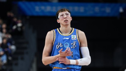 九游娱乐-打外援一点不怵！周琦半场3中3拿8分6板 多次造到犯规6罚2中